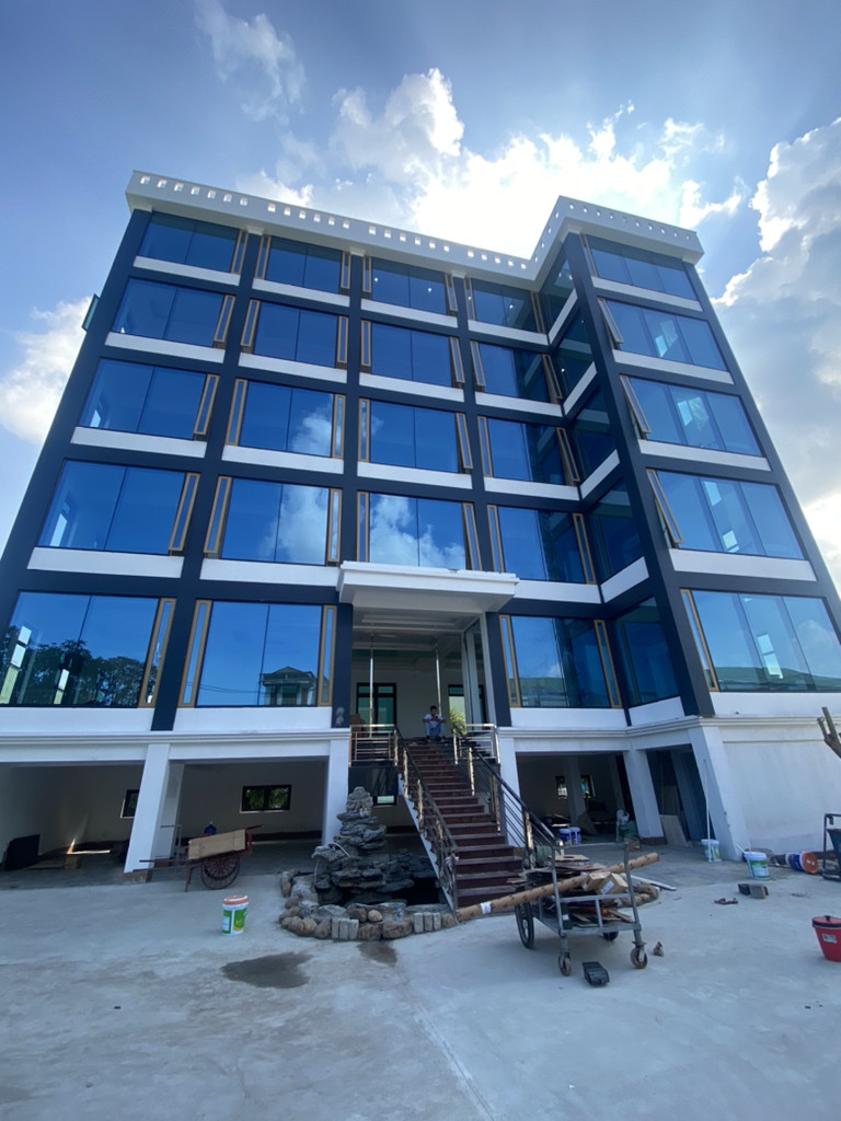 vách kính mặt dựng