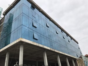 vách dựng kính cường lực